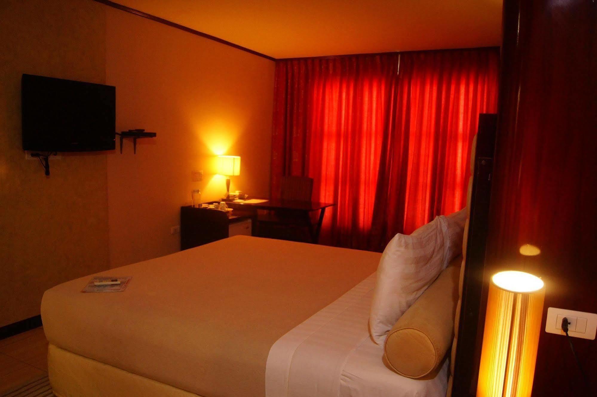Dulcinea Hotel And Suites Lapu-Lapu City Exterior foto